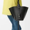 Medium Bilbao-bucket in glad kalfsleer