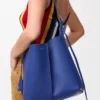 Medium Bilbao-bucket in glad kalfsleer