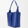 Medium Bilbao-bucket in glad kalfsleer