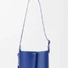 Medium Bilbao-bucket in glad kalfsleer