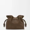 Medium Flamenco-clutch van genobbelde nubuck