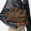 Medium Flamenco-clutch van genobbelde nubuck