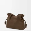 Medium Flamenco-clutch van genobbelde nubuck
