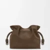 Medium Flamenco-clutch van genobbelde nubuck