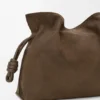 Medium Flamenco-clutch van genobbelde nubuck