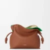 Middelgrote gelaagde Flamenco-clutch van nappa-kalfsleer