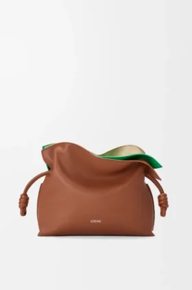 Middelgrote gelaagde Flamenco-clutch van nappa-kalfsleer
