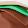 Middelgrote gelaagde Flamenco-clutch van nappa-kalfsleer