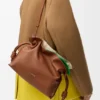 Middelgrote gelaagde Flamenco-clutch van nappa-kalfsleer