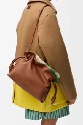 Middelgrote gelaagde Flamenco-clutch van nappa-kalfsleer