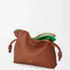 Middelgrote gelaagde Flamenco-clutch van nappa-kalfsleer