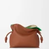 Middelgrote gelaagde Flamenco-clutch van nappa-kalfsleer