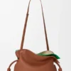 Middelgrote gelaagde Flamenco-clutch van nappa-kalfsleer