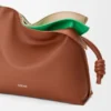 Middelgrote gelaagde Flamenco-clutch van nappa-kalfsleer