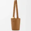 Middelgrote Pebble Bucket van glad kalfsleer Middelgrote Pebble Bucket van glad kalfsleer