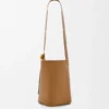 Middelgrote Pebble Bucket van glad kalfsleer Middelgrote Pebble Bucket van glad kalfsleer