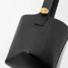 Middelgrote Pebble Bucket van glad kalfsleer Middelgrote Pebble Bucket van glad kalfsleer