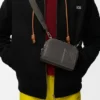 Mini-crossbody-cameratas van satijnkalfsleer Mini-crossbody-cameratas van satijnkalfsleer