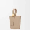 Mini Pebble Bucket bag van zacht generfd kalfsleer
