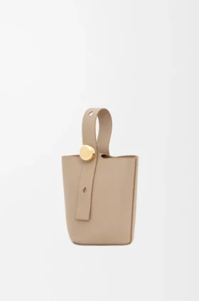 Mini Pebble Bucket bag van zacht generfd kalfsleer
