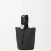 Mini Pebble Bucket bag van zacht generfd kalfsleer