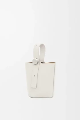Mini Pebble Bucket bag van zacht generfd kalfsleer