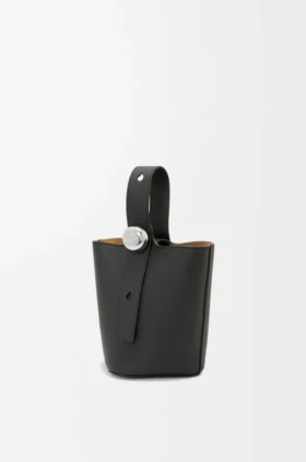 Mini Pebble Bucket bag van zacht generfd kalfsleer