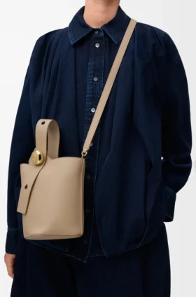 Mini Pebble Bucket bag van zacht generfd kalfsleer