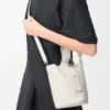 Mini Pebble Bucket bag van zacht generfd kalfsleer