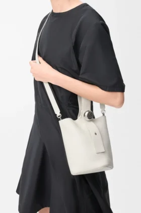 Mini Pebble Bucket bag van zacht generfd kalfsleer