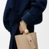 Mini Pebble Bucket bag van zacht generfd kalfsleer