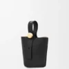 Mini Pebble Bucket in glad kalfsleer Mini Pebble Bucket in glad kalfsleer
