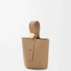 Mini Pebble Bucket in zacht generfd kalfsleer