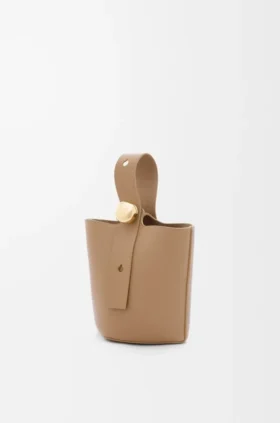 Mini Pebble Bucket in zacht generfd kalfsleer