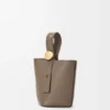 Mini Pebble Bucket in zacht generfd kalfsleer