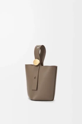 Mini Pebble Bucket in zacht generfd kalfsleer