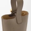 Mini Pebble Bucket in zacht generfd kalfsleer