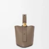 Mini Pebble Bucket in zacht generfd kalfsleer