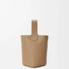 Mini Pebble Bucket in zacht generfd kalfsleer