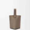 Mini Pebble Bucket in zacht generfd kalfsleer