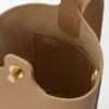 Mini Pebble Bucket in zacht generfd kalfsleer