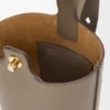 Mini Pebble Bucket in zacht generfd kalfsleer