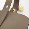 Mini Pebble Bucket in zacht generfd kalfsleer