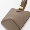 Mini Pebble Bucket in zacht generfd kalfsleer