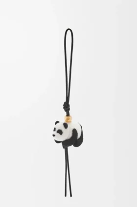 Panda-bedeltje van vilt en kalfsleer