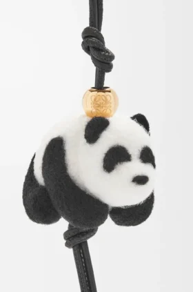 Panda-bedeltje van vilt en kalfsleer