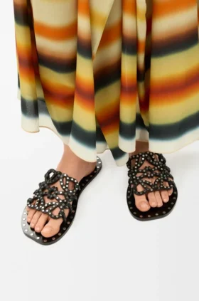 Petal Anagram-slipper van plantaardig gelooid kalfsleer met metallic studs