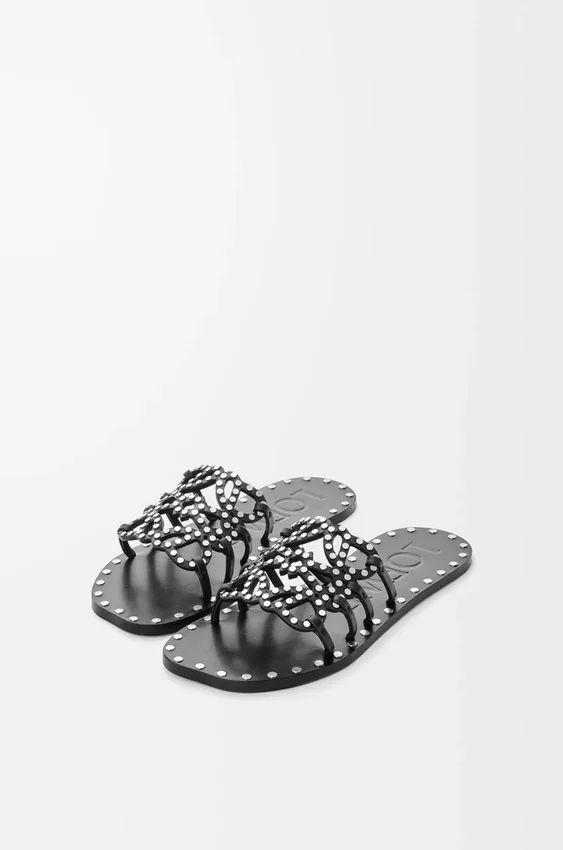 Petal Anagram-slipper van plantaardig gelooid kalfsleer met metallic studs Petal Anagram-slipper van plantaardig gelooid kalfsleer met metallic studs