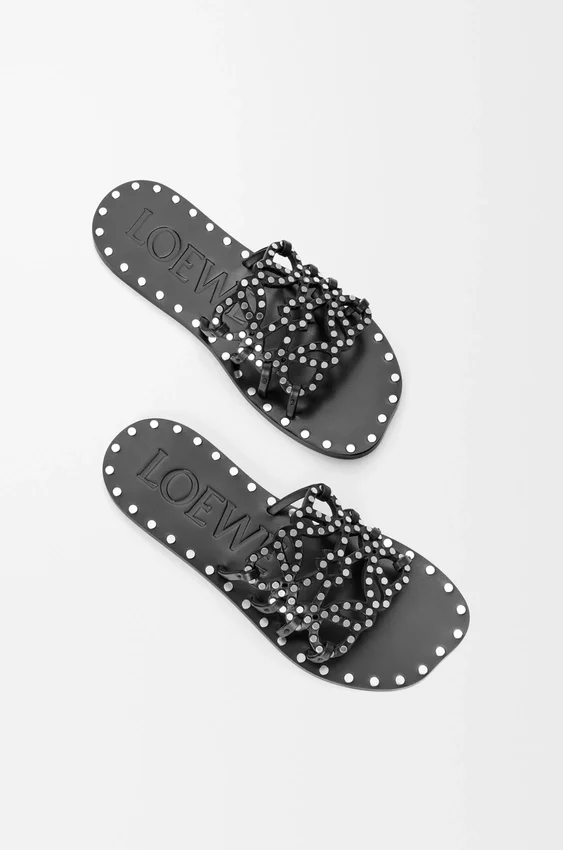 Petal Anagram-slipper van plantaardig gelooid kalfsleer met metallic studs Petal Anagram-slipper van plantaardig gelooid kalfsleer met metallic studs