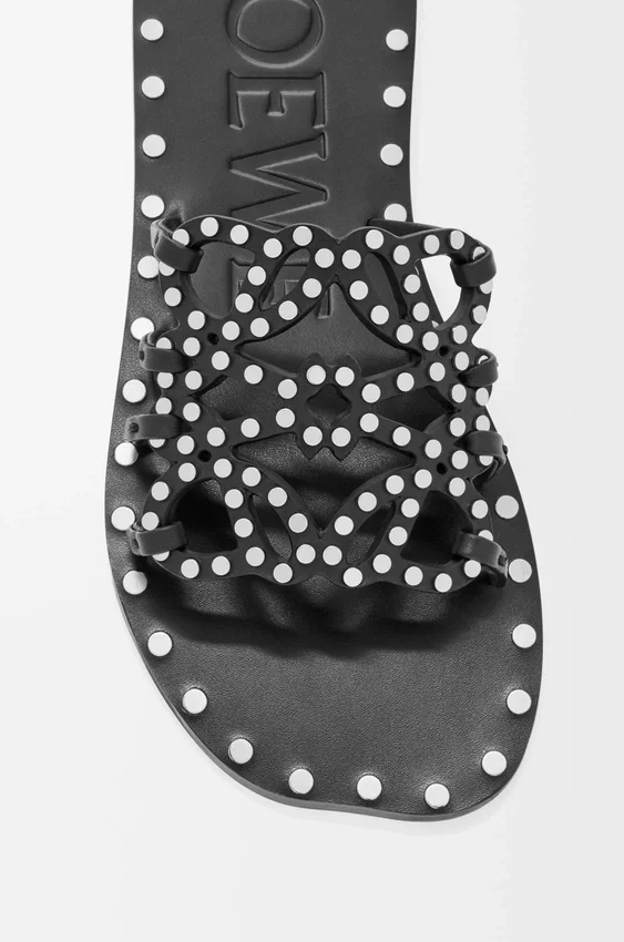 Petal Anagram-slipper van plantaardig gelooid kalfsleer met metallic studs Petal Anagram-slipper van plantaardig gelooid kalfsleer met metallic studs